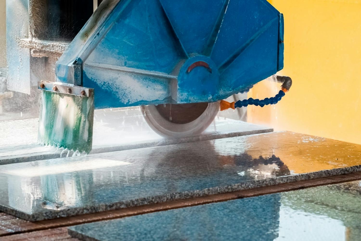 Ylikolmemetrisen graniittilevyn löytäminen voi olla vaikeaa (ja tulla todella kalliiksi). Se tarkoittaa, ettei graniitti ole paras vaihtoehto, jos haluat pitkän pöydän, jolla on paljon tilaa. Ylikolmemetrisen graniittilevyn löytäminen voi olla vaikeaa (ja tulla todella kalliiksi). Se tarkoittaa, ettei graniitti ole paras vaihtoehto, jos haluat pitkän pöydän, jolla on paljon tilaa.